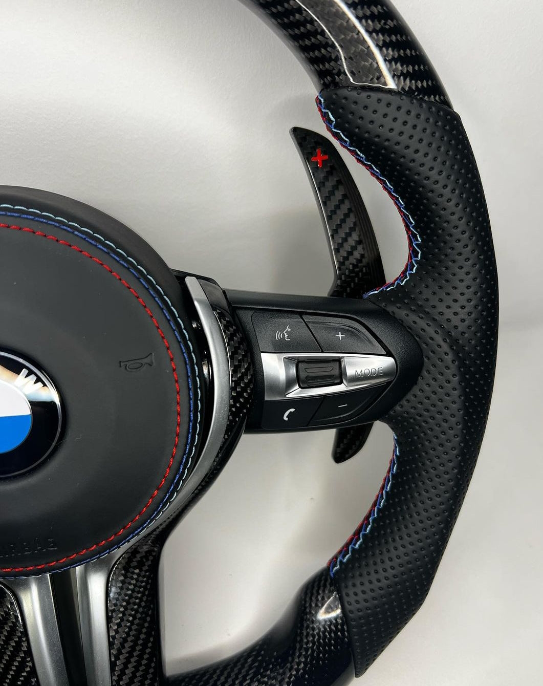 Systemcar67™Volant BMW LED  palettes en carbone Série 1-7 et X1-X5 X3 X5
Avec airbag