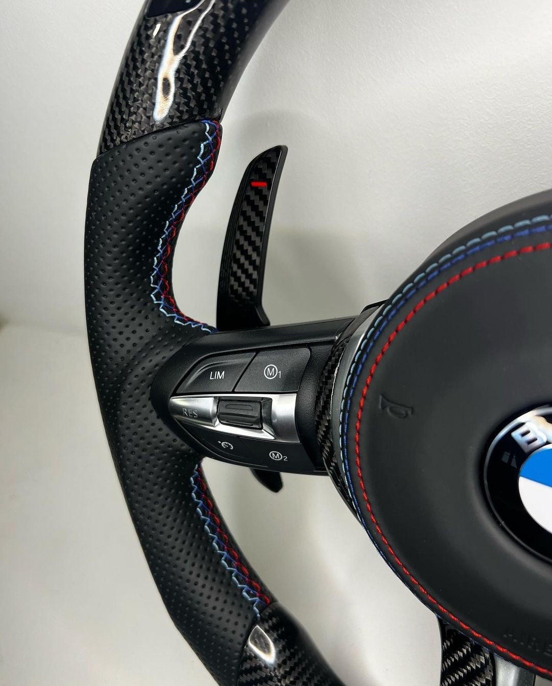 Systemcar67™Volant BMW LED  palettes en carbone Série 1-7 et X1-X5 X3 X5
Avec airbag